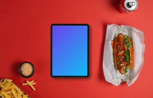 Hot dog à côté de la tablette mockup