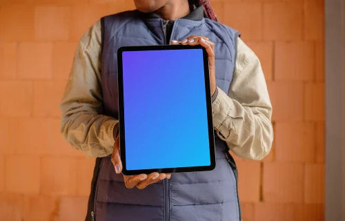 iPad mockup com mulheres no contexto da construção