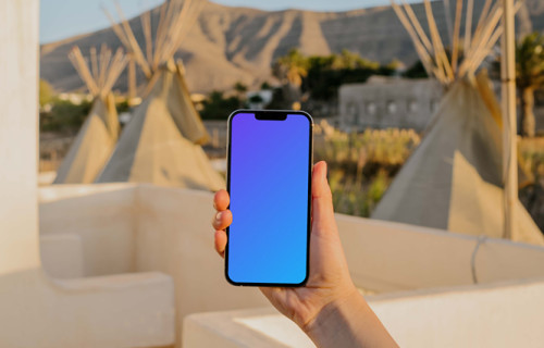 iPhone 13 Pro mockup segurado por um usuário ao ar livre, sob o sol