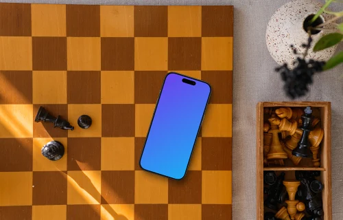 iPhone mockup posé sur l'échiquier