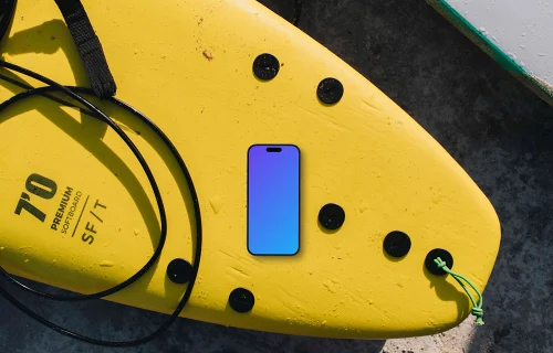 iPhone mockup en la tabla de surf