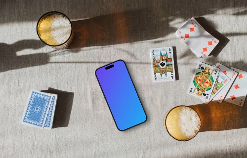 iPhone mockup cercado por um jogo de cartas