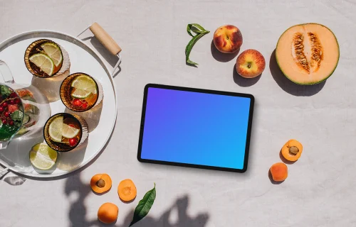 Tablet de paisagem mockup ao lado de frutas frescas