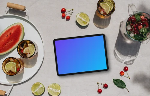 Tablet de paisagem mockup ao lado da limonada fresca