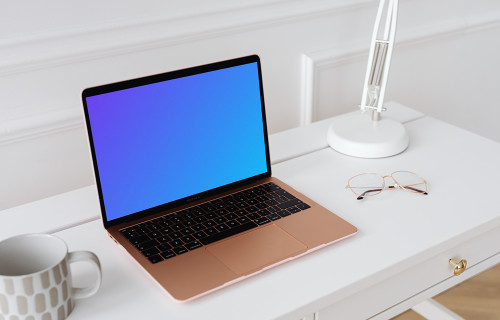 MacBook Air mockup sur une table avec une tasse à café à côté