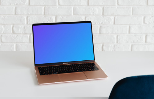  MacBook Air mockup sur une table avec un fond blanc