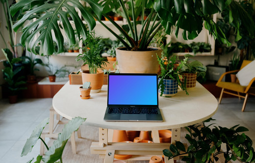 MacBook Pro mockup em meio a um jardim interno