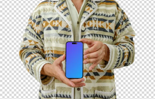 Hombre con chaqueta de punto texturizada y un iPhone en la mano