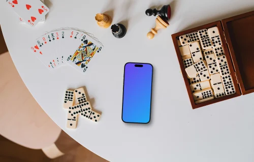 Environnement ludique avec jeux de société et iPhone mockup