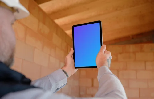 Director de obra con un iPad mockup