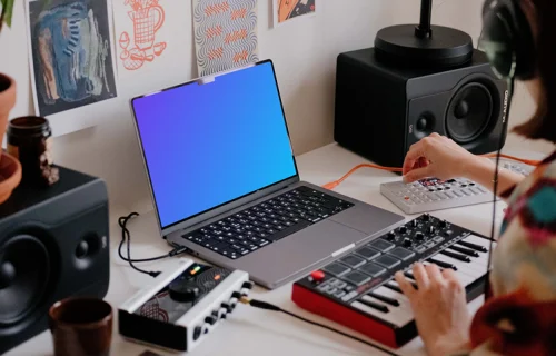 Pequeño estudio de podcast con MacBook Pro mockup