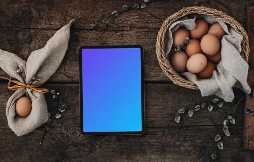 Tablette mockup parmi les œufs de Pâques
