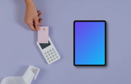 Tablet mockup em fundo roxo com terminal de pagamento e cartão de crédito