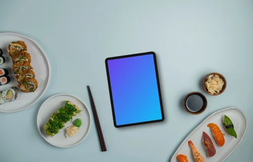 Tablette mockup entourée de repas japonais Sushi