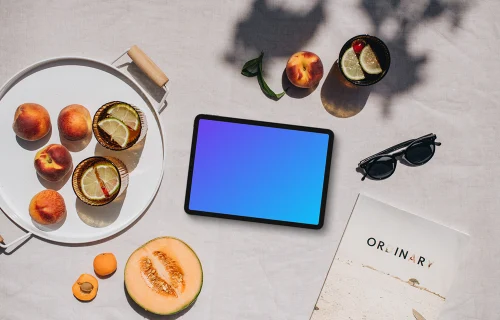 Vue de dessus de la tablette mockup avec un magazine sur le côté