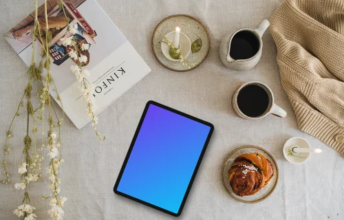 Vue de dessus de la tablette mockup avec un magazine sur le côté