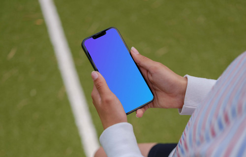 Mãos de mulher segurando um telefone mockup