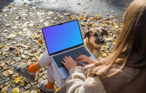 Mujer sentada junto al perro con un MacBook Pro 14 mockup