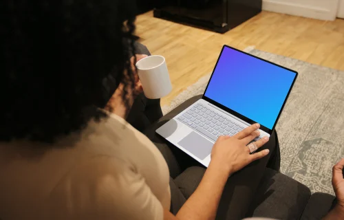 Femme travaillant sur l'ordinateur portable Microsoft Surface mockup