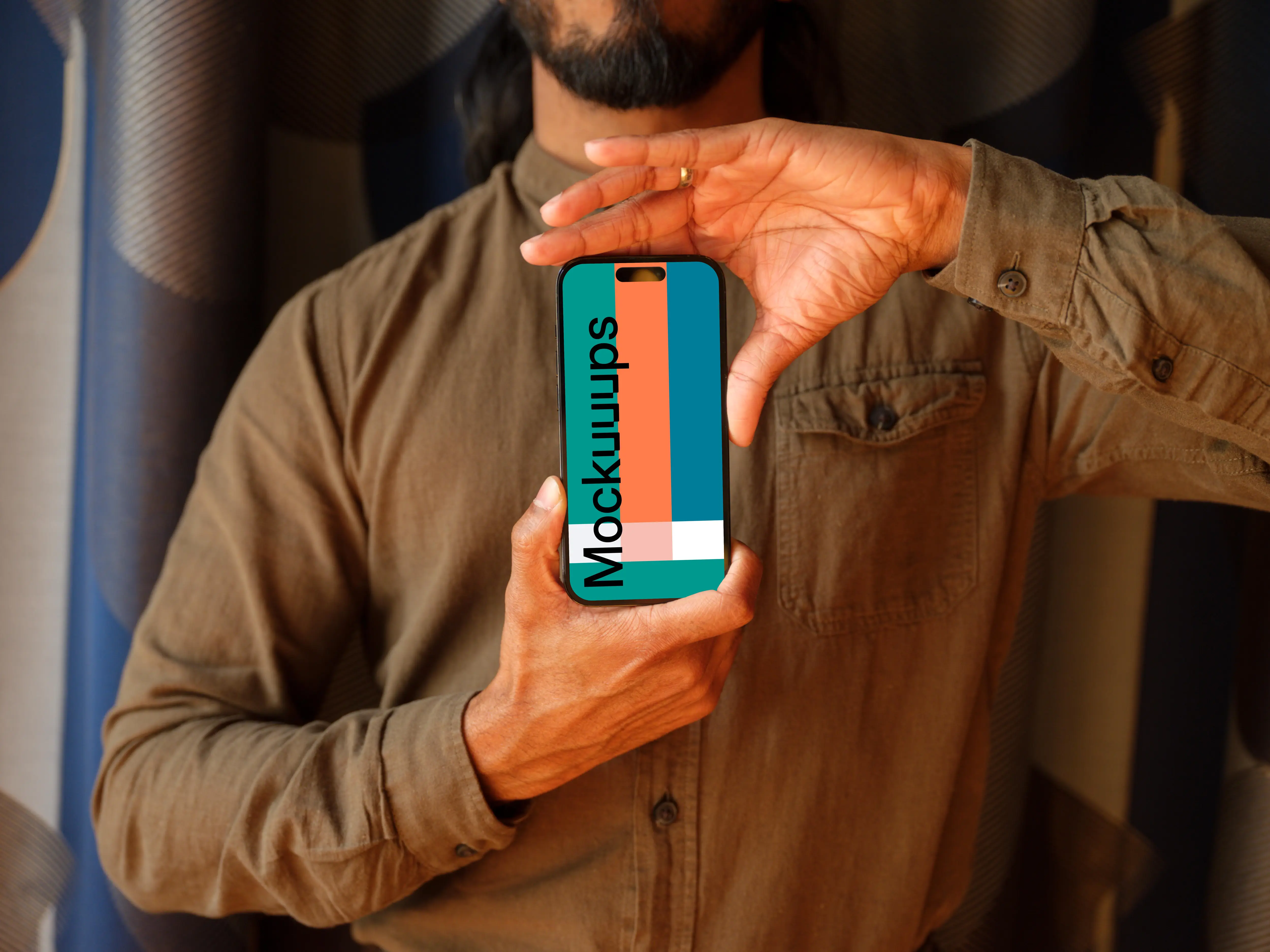 Man presenting a iPhone 14 Pro mockup