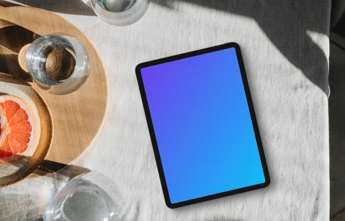 Plateau de petit-déjeuner dans un coin ensoleillé avec un iPad mockup