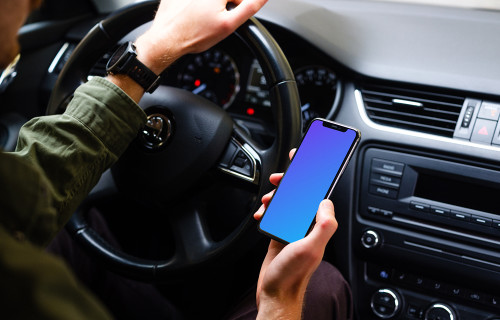 Conductor sosteniendo un iPhone 11 mockup con la mano en el volante