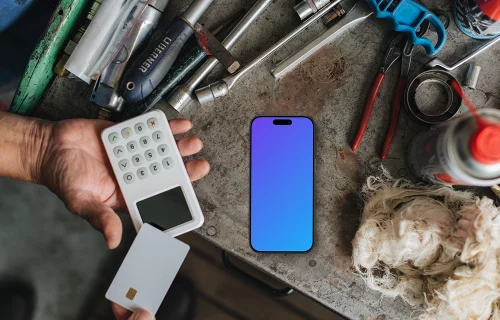 iPhone sur le thème du commerce électronique mockup dans l'atelier