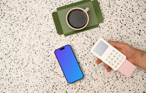 Smartphone gratuito Mockup com terminal de cartão de crédito