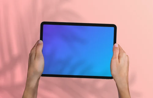 Segurando o tablet mockup em um fundo gradiente