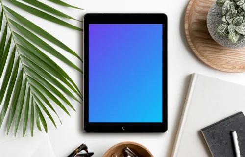 iPad Pro mockup na mesa do escritório