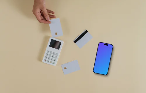 iPhone mockup em um fundo sólido bege próximo ao terminal de pagamento