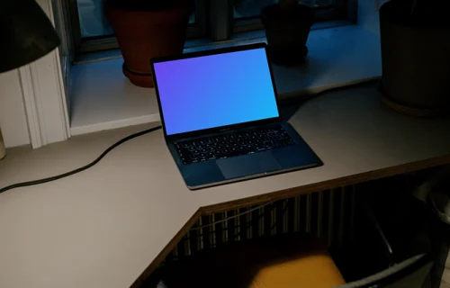 Laptop mockup em uma mesa branca