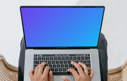 MacBook mockup sostenido en el regazo del usuario