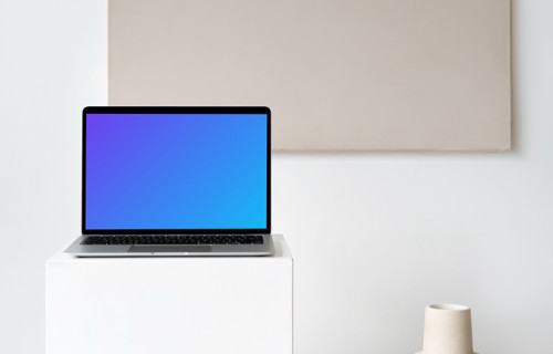 MacBook mockup en un taburete con lona marrón