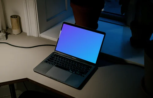 MacBook Pro mockup en una mesa de lectura