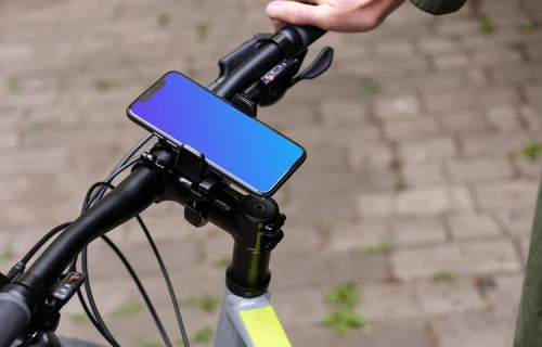 Homem sentado em uma bicicleta com o iPhone 11 Pro mockup em um suporte para bicicleta