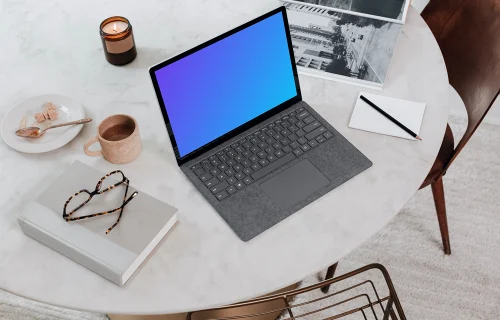 Microsoft Surface Laptop mockup na mesa