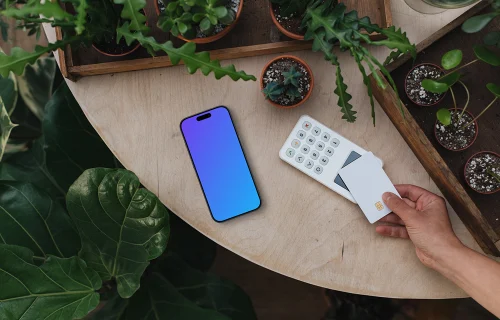 Persona que paga, entorno botánico y un iPhone mockup