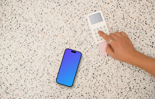 Personne payant à côté de l'iPhone mockup