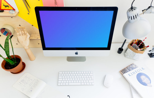 Perspective mockup de l'iMac sur le bureau blanc