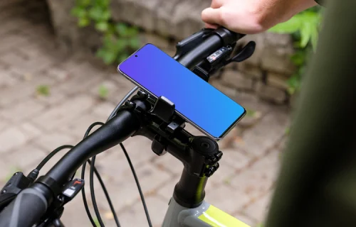 Vista lateral de uma bicicleta com o Samsung S20 mockup em um suporte para bicicleta