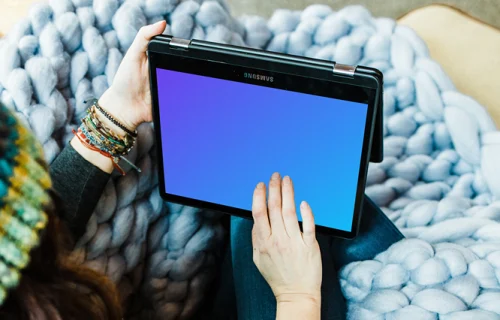 Sentado e lendo um artigo no Samsung Chromebook mockup