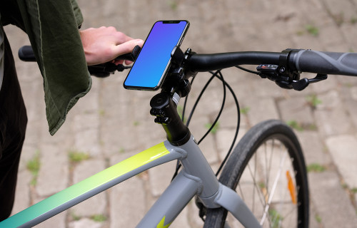 Sentado en una bicicleta con iPhone Pro 11 mockup en soporte para bicicleta