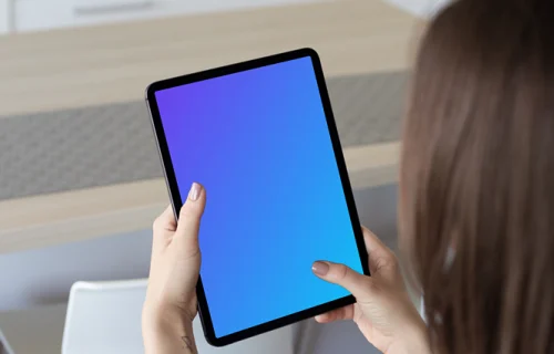 Tablet mockup segurado por uma senhora em uma cozinha