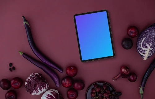 Tablette mockup avec des aliments dans la teinte Viva Magenta