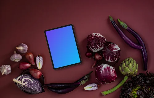 Tablette mockup avec des aliments dans la teinte Viva Magenta