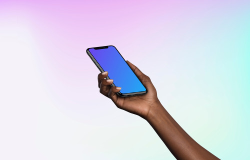 Mulher segurando o iPhone XS mockup (Perspectiva - Gradiente 3)