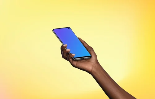 Mujer sosteniendo Samsung Galaxy S10 mockup (Perspectiva - Degradado 1)