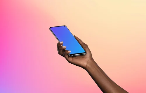 Femme tenant un Samsung Galaxy S10 mockup (Perspective - Dégradé 2)