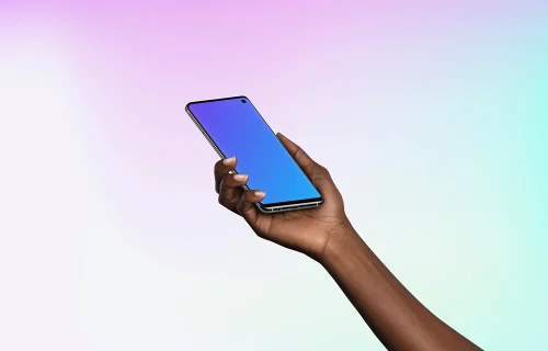 Mulher segurando Samsung Galaxy S10 mockup (Perspectiva - Gradiente 3)